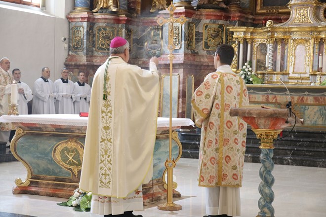 Biskup Mrzljak predvodio uskrsno slavlje: “Isus nije pobijedio samo svoju, već i našu smrt”